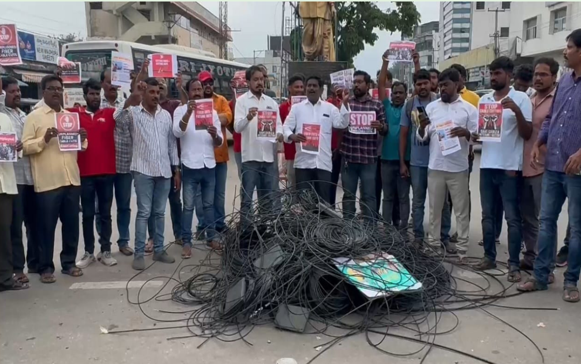 ఇంటర్నెట్ కేబుల్ ఆపరేటర్ల బతుకులను రోడ్లపైకి ఈడుస్తున్న కాంగ్రెస్ ప్రభుత్వం